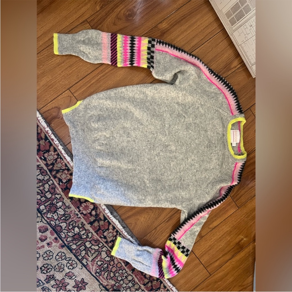 Brodie Cashmere Gray Sweater With Pink And Yellow Accents